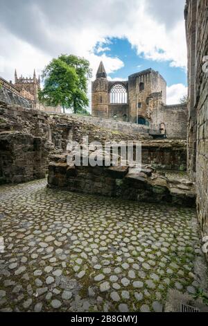 Ruinen des Königspalastes mit Kloster in der Ferne in der historischen Hauptstadt des Landes, Dunfermline, Fife, Schottland, Großbritannien Stockfoto