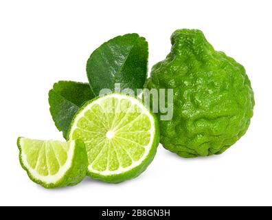 Bergamotfrucht mit Stamm und Blatt isoliert auf weißem Grund. Beschneidungspfad. Stockfoto