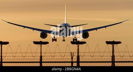 Richmond, British Columbia, Kanada. März 2020. Ein EVA Air Boeing 787-9 Dreamliner Jet, Silhouette der untergehenden Sonne, landet am Vancouver International Airport, Samstag, 21. März 2020. Weltweit erleben Fluggesellschaften aufgrund der neuartigen Coronavirus COVID-19-Pandemie beispiellosen finanziellen Stress. Kredit: Bayne Stanley/ZUMA Wire/Alamy Live News Stockfoto