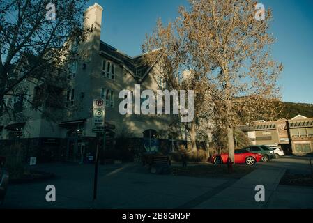 BANFF, ALBERTA, KANADA - dez, 2019 Blick auf die Scenic Street der Banff Avenue Stockfoto