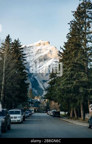 BANFF, ALBERTA, KANADA - dez, 2019 Blick auf die Scenic Street der Banff Avenue Stockfoto