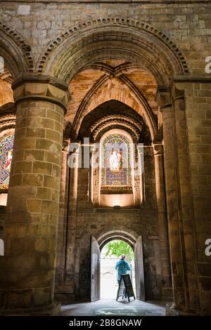 Eingang im Inneren der Dunfermline Abbey, einer Church of Scotland Parish Church, Dunfermline; Kingdom of Fife; Fife; Schottland; Großbritannien; Europa Stockfoto