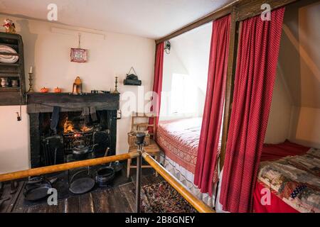 Schlafzimmer mit Boxed Betten mit Vorhangverschlüssen neben einem Kamin in Andrew Carnegies Geburtshaus Dunfermline, Kingdom of Fife, Schottland. Stockfoto