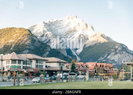 BANFF, ALBERTA, KANADA - dez, 2019 Blick auf die Scenic Street der Banff Avenue Stockfoto