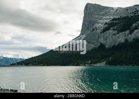 Schöne Aussicht auf den Whitemans Pond im Kananaskis Country, Alberta - Kanada Stockfoto