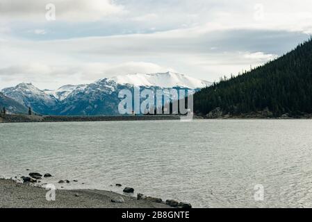 Schöne Aussicht auf den Whitemans Pond im Kananaskis Country, Alberta - Kanada Stockfoto