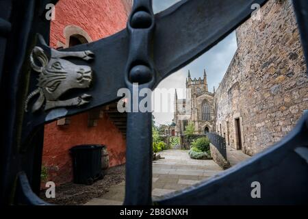 Blick auf die Dunfermline Abbey vom eisernen Tor im Abott House, Haus aus dem 15. Jahrhundert, das von Äbten erbaut wurde und als privates Anwesen genutzt wurde, und eine Kunstschule, Stockfoto