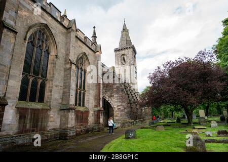 Eine Touristenwanderung durch die berühmte Dunfermline Abbey und den Friedhof in der antiken Hauptstadt Dunfermline; Königreich Fife; Fife; Schottland; Großbritannien; Europa Stockfoto