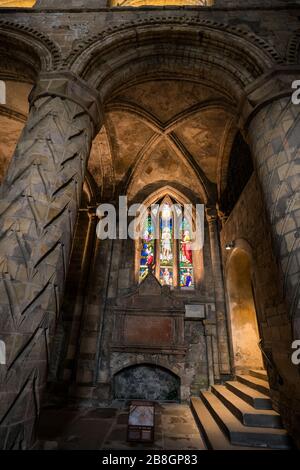 Glasmalerei und Fresko von Heiligen im schönen und markanten Inneren der Dunfermline Abbey, einer Church of Scotland Parish Church, Dunfermline; Stockfoto