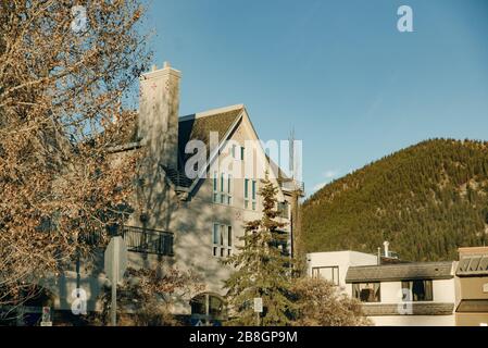 BANFF, ALBERTA, KANADA - dez, 2019 Blick auf die Scenic Street der Banff Avenue Stockfoto