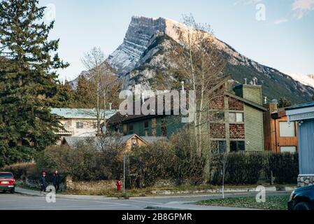 BANFF, ALBERTA, KANADA - dez, 2019 Blick auf die Scenic Street der Banff Avenue Stockfoto
