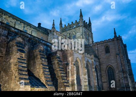 Königspalast und Kloster in der Dämmerung in der historischen Hauptstadt des Landes, eines der großen Kulturzentren, das einst das reichste und mächtigste in Scotla war Stockfoto