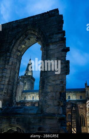 Königspalast und Kloster in der Dämmerung in der historischen Hauptstadt des Landes, eines der großen Kulturzentren, das einst das reichste und mächtigste in Scotla war Stockfoto