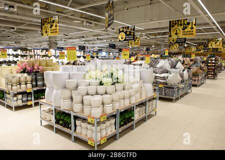 RIGA, LETTLAND. April 2019. Verkauf für Heim- und Gartenprodukte. Maxima Supermarkt im Einkaufszentrum Akropole. Stockfoto