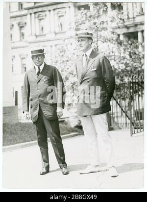 Gouverneur James M. Cox aus Ohio und Franklin D. Roosevelt aus New York, der zum Treffen mit dem präsidenten ins Weiße Haus kam Stockfoto