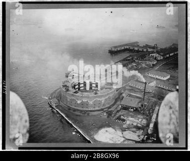 Governor's Island, Castle Williams, aus dem Wasserflugzeug Stockfoto