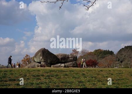 Asuka Japan - 1. Dezember 2013 - Ishibutai Kofun Tumulas Stockfoto