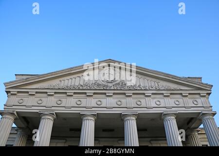 Altes sowjetischen Gebäude mit Säulen gegen den blauen Himmel Stockfoto