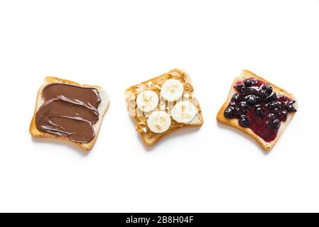 Drei Toasts, Brot mit Schokoladenspreizung, Erdnussbutter und Marmelade isoliert auf Weiß, Draufsicht, Banner. Set mit süßen Sandwiches, ungesunde Speisen. Stockfoto