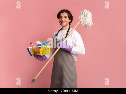 Portrait Von Happy Man Holding Mop Und Eimer Mit Reinigungswerkzeugen Stockfoto