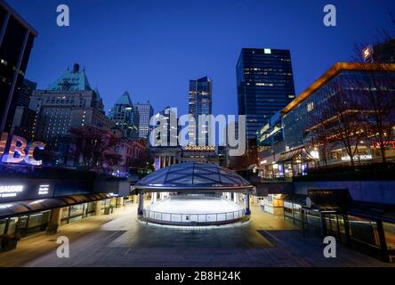 Vancouver, Kanada. März 2020. Ein leerer Robson Square in der Innenstadt von Vancouver wird als die Regierung angesehen, die die Unternehmen zwingt, ihre Türen zu schließen, um auf den COVID-19-Ausbruch in Vancouver, Kanada, am 21. März 2020 zu reagieren. Kredit: Liang Sen/Xinhua/Alamy Live News Stockfoto