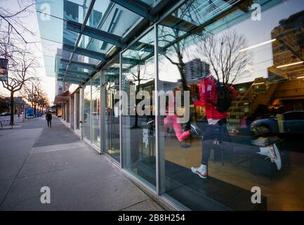 Vancouver, Kanada. März 2020. Die Robson Street in der Innenstadt von Vancouver, bekannt als Hauptviertel für Touristen und Käufer, ist verlassen, da die Regierung die Unternehmen dazu zwingt, ihre Türen zu schließen, um auf den COVID-19-Ausbruch in Vancouver, Kanada, vom 21. März 2020 zu reagieren. Kredit: Liang Sen/Xinhua/Alamy Live News Stockfoto