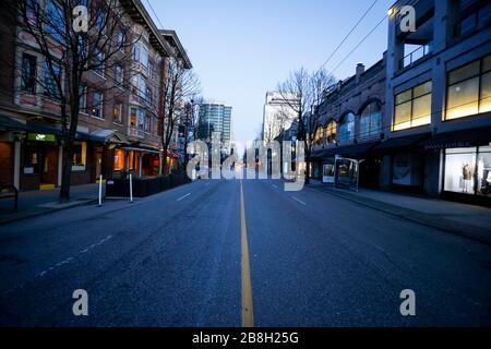 Vancouver, Kanada. März 2020. Die Robson Street in der Innenstadt von Vancouver, bekannt als Hauptviertel für Touristen und Käufer, ist verlassen, da die Regierung die Unternehmen dazu zwingt, ihre Türen zu schließen, um auf den COVID-19-Ausbruch in Vancouver, Kanada, vom 21. März 2020 zu reagieren. Kredit: Liang Sen/Xinhua/Alamy Live News Stockfoto