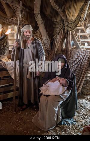 Live Nativity-Szene mit dem Heiligen Josef, der Heiligen Maria und dem Jesuskind Stockfoto