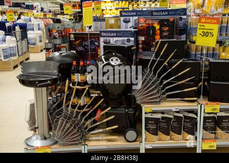 RIGA, LETTLAND. April 2019. Verkauf für Grillprodukte. Maxima Supermarkt im Einkaufszentrum Akropole. Stockfoto