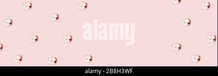 Blumen aus Baumwolle auf pinkfarbenem Hintergrund. Ein natürliches Muster. Stockfoto