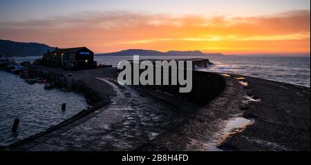 Lyme Regis, Dorset, Großbritannien. März 2020. Wetter in Großbritannien: Schöner Muttertag Sonnenaufgang im Cobb, Lyme Regis. Ein sonniger Tag wird prognostiziert, da sich der hohe Druck über Großbritannien bewegt. Kredit: Celia McMahon/Alamy Live News Stockfoto