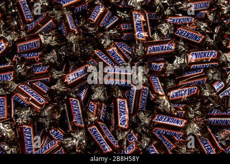 RIGA, LETTLAND. April 2019. Snickers Schokoladenwürfel an der Box im Supermarkt. Stockfoto