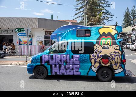 Modisches, Hippie-bemaltes Fahrzeug in Byron Bay New South Wales, Australien Stockfoto