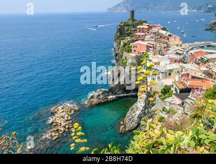 Idyllischer Blick auf Vernazza, eines der fünf berühmten Dörfer der Cinque Terre an der ligurischen Küste Italiens Stockfoto