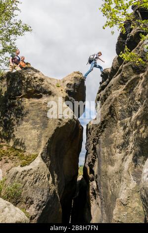 Wanderer auf dem Weg auf den berühmten Felsen und Klippen der elbsandsteinberge in saxonia Stockfoto