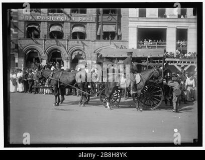 GROSSARMEE DER REPUBLIK. PARADE AN DER EINFRIEDUNG VON 1915. KRANKENWAGEN DER ARMEE Stockfoto