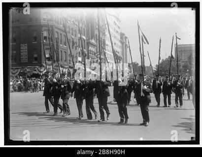 GROSSARMEE DER REPUBLIK. PARADE AN DER EINFRIEDUNG VON 1915. BLICK AUF DIE PARADE Stockfoto