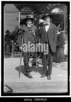 GROSSARMEE DER REPUBLIK. PARADE AN DER EINFRIEDUNG VON 1915. 2 VETERANEN Stockfoto