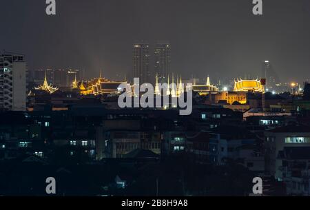 Die Hauptstadt Thailands ist nachts mit hellen Lichtern dekoriert. Aus der Ferne sichtbar Stockfoto