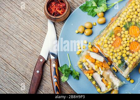 Dschelliges, kaltes Fischgericht, gefüllt mit gelatinöser Brühe. Russische Speisen Stockfoto
