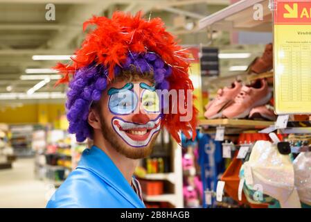 RIGA, LETTLAND. April 2019. Clown, während Maxima Supermarkt-Eröffnung. Stockfoto