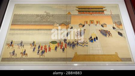 Große Kaiserhochzeit des Guangxu-Imperators, Bd. 1, Blatt 2, die zukünftige Kaiserin Xiaoding verlässt das Tor der Divine Prowess, von Qing Kuan, c Farbe und Farbe auf Seide Stockfoto