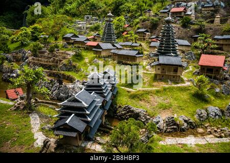 Ein Miniatur-Dong-Dorf im prächtigen China Miniatur-Park in Shenzhen, komplett mit Wind- und Regenbrücke und Dong-Türmen. Stockfoto