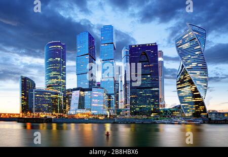 Wolkenkratzer von Moscow City Business Center und Moskau Fluss in Moskau bei Nacht, Russland. Architektur und Wahrzeichen von Moskau Stockfoto