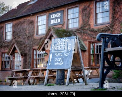 East Hoathly, Großbritannien. März 2020. Panik kauft Bier: Während der Panikkauf in den britischen Pubs andauert, wurde im Rahmen von Covid-19-Maßnahmen angeordnet, das Bier zu schließen. In East Sussex hat der Vermieter des Kings Head in East Hoathly ein unbeschwertes Zeichen vor der Kneipe gesetzt, das sagt: "Biermangel - Panik kauft Bier hier" Credit: Jim Holden/Alamy Live News Stockfoto