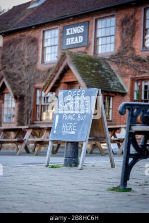 East Hoathly, Großbritannien. März 2020. Panik kauft Bier: Während der Panikkauf in den britischen Pubs andauert, wurde im Rahmen von Covid-19-Maßnahmen angeordnet, das Bier zu schließen. In East Sussex hat der Vermieter des Kings Head in East Hoathly ein unbeschwertes Zeichen vor der Kneipe gesetzt, das sagt: "Biermangel - Panik kauft Bier hier" Credit: Jim Holden/Alamy Live News Stockfoto