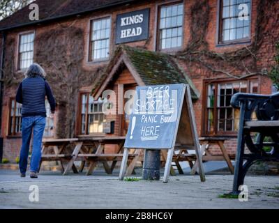 East Hoathly, Großbritannien. März 2020. Panik kauft Bier: Während der Panikkauf in den britischen Pubs andauert, wurde im Rahmen von Covid-19-Maßnahmen angeordnet, das Bier zu schließen. In East Sussex hat der Vermieter des Kings Head in East Hoathly ein unbeschwertes Zeichen vor der Kneipe gesetzt, das sagt: "Biermangel - Panik kauft Bier hier" Credit: Jim Holden/Alamy Live News Stockfoto