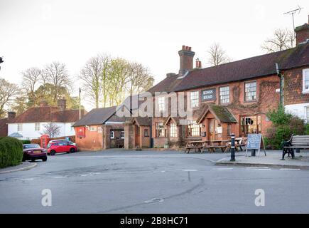 East Hoathly, Großbritannien. März 2020. Panik kauft Bier: Während der Panikkauf in den britischen Pubs andauert, wurde im Rahmen von Covid-19-Maßnahmen angeordnet, das Bier zu schließen. In East Sussex hat der Vermieter des Kings Head in East Hoathly ein unbeschwertes Zeichen vor der Kneipe gesetzt, das sagt: "Biermangel - Panik kauft Bier hier" Credit: Jim Holden/Alamy Live News Stockfoto