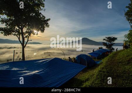 Beim Campen auf dem Aussichtspunkt wurde morgens der Nebel aus dem Zelt bei Khao Takhian NGO gesehen Stockfoto