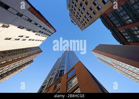 Wolkenkratzer in Manhattan am Tag, New York City, USA. Stockfoto